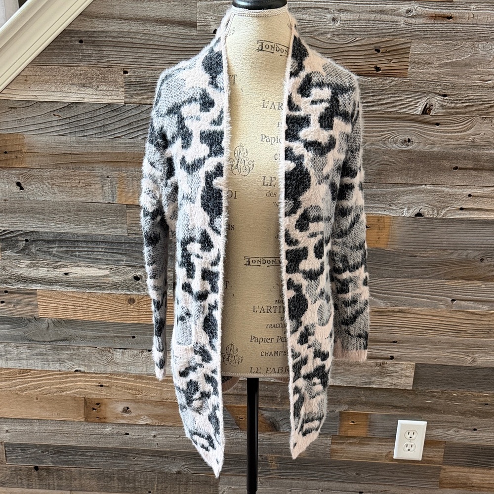 Fate Open Front Light Pink & Black Camo Print Cardigan Size Small